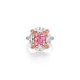 הטבעת האייקונית "Pink Bubblegum Ring".